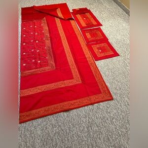 Bedspread and matching pillow cases